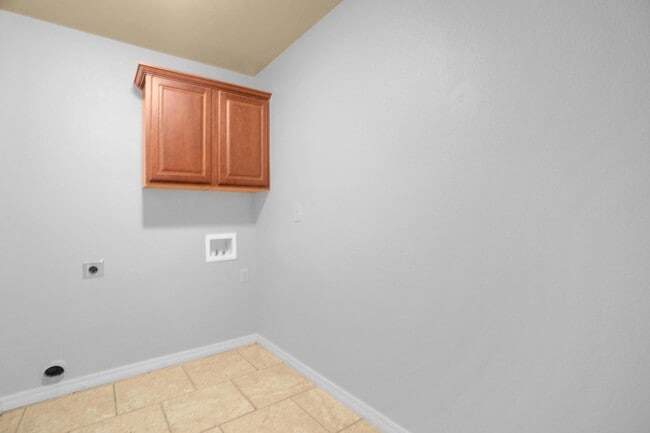 Building Photo - Spacious 3 Bedroom 2 Bath home in Great Location!