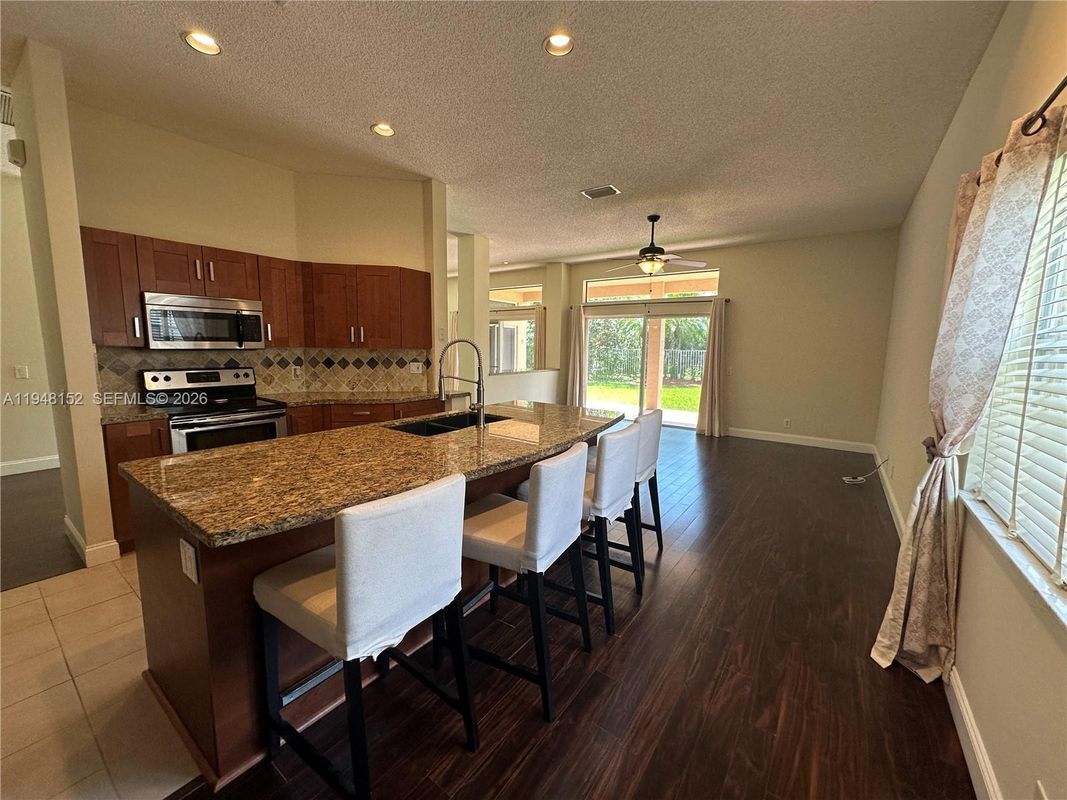 Building Photo - 4192 Laurel Ridge Cir