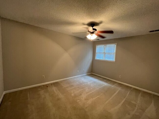 Building Photo - Beautiful Large Home