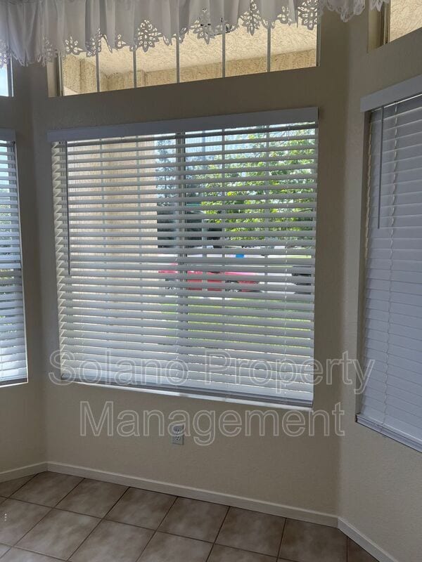 Building Photo - 480 Stern Dr