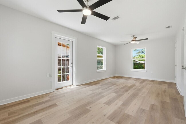 Building Photo - All Brick Home & Large Yard in Niceville!