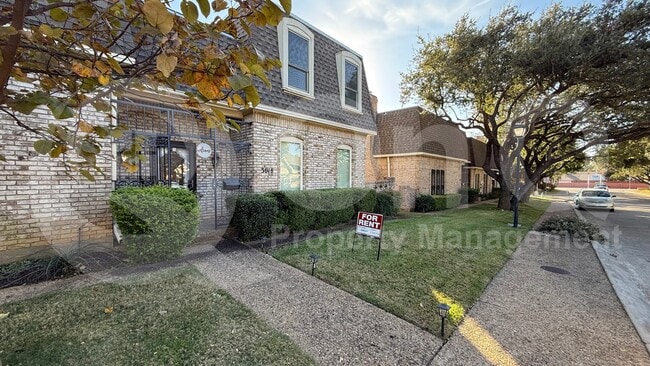 Primary Photo - 3018 Stonehenge Ln