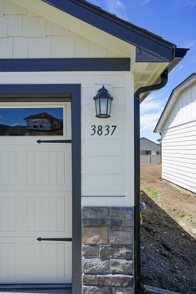Building Photo - 3 Bedroom, 2 Bath Home  Built in 2022 - Po...