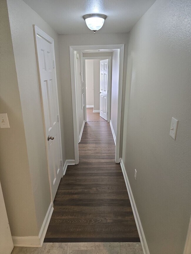 Building Photo - Less than mile from South Carolina State U...