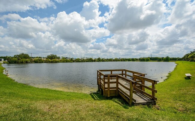 Building Photo - Lakeside Village Townhouse 2 Bedroom  2.5 ...