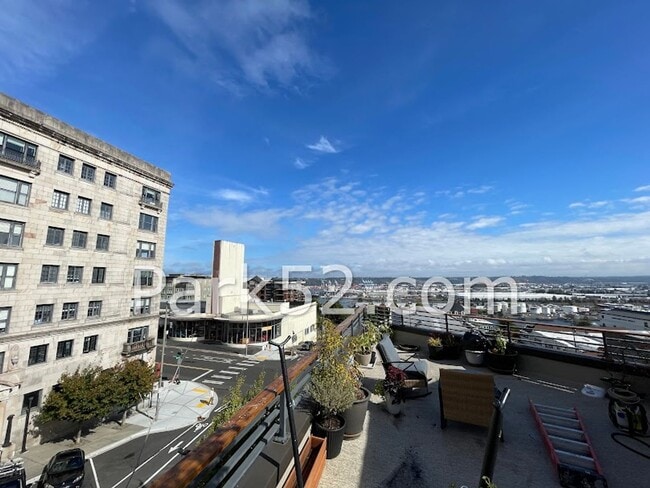Building Photo - Downtown Tacoma Townhome!