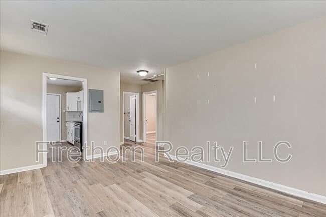 Building Photo - 810 Royalette Ave