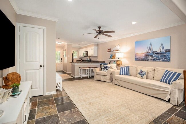 Building Photo - 2330 Lakewood Yacht Club Dr