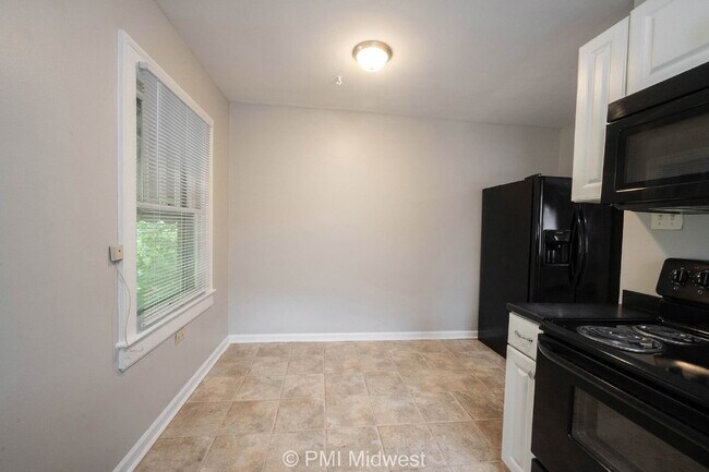 Building Photo - "Charming 3-Bedroom Retreat with Hardwood ...