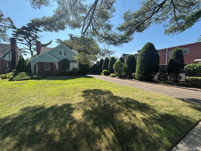 Building Photo - 485 Mineola Blvd
