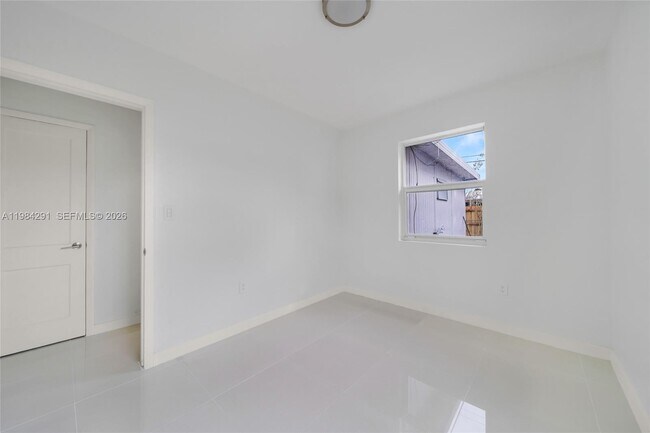 Building Photo - 27 Suffolk Ave