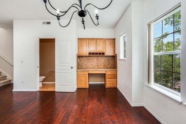 Building Photo - 3 bed, 3.5 bath townhouse in McKenzie Ridg...