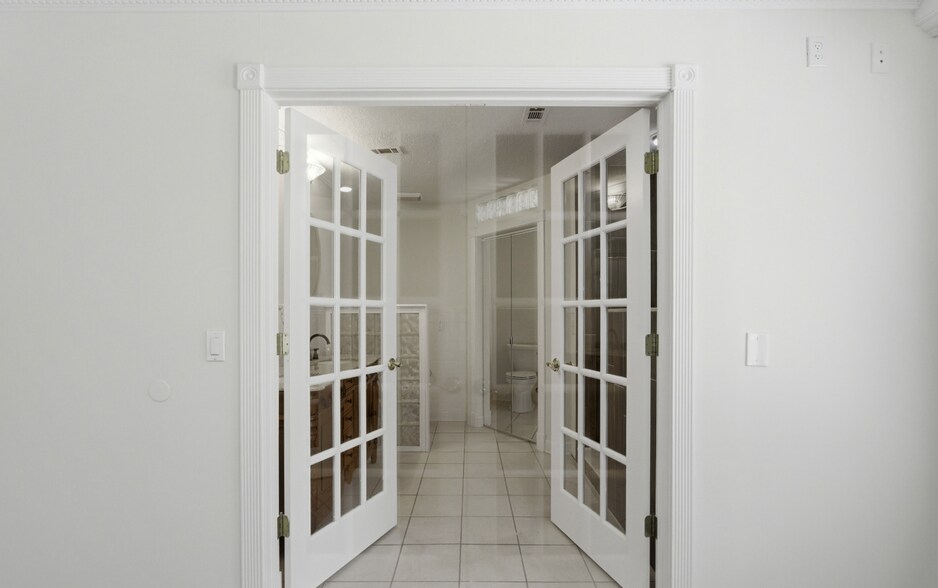Building Photo - 2162 Saint Martins Dr E
