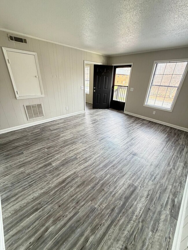 Building Photo - 3 Bedroom