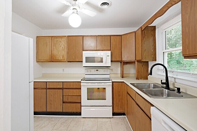 Building Photo - Move-in Ready, Pet-Friendly Northern Albemarle County Home
