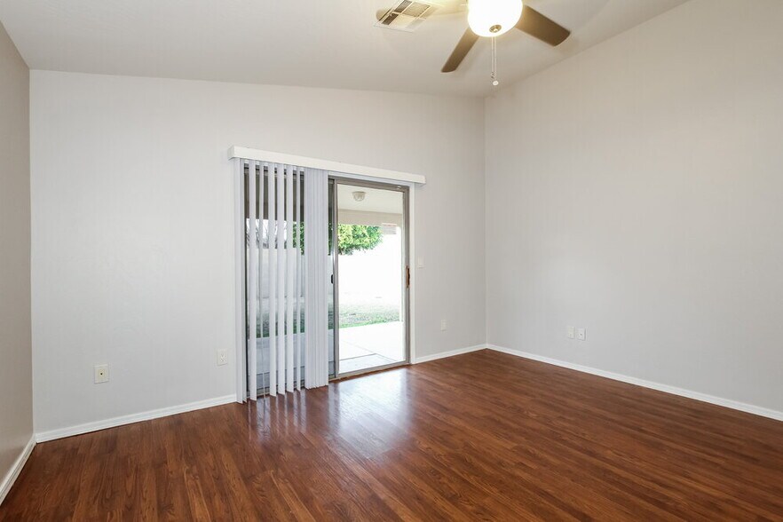 Building Photo - 2030 E Wahalla Ln