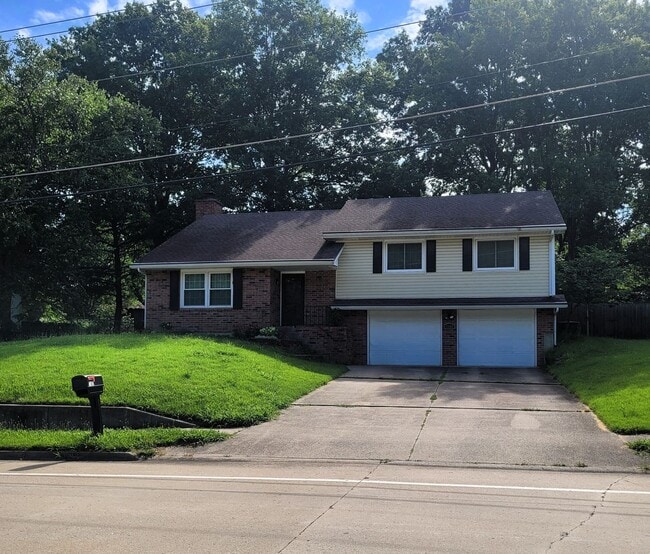 Primary Photo - 3 bed, 3 bath home off Chapel Hill Road