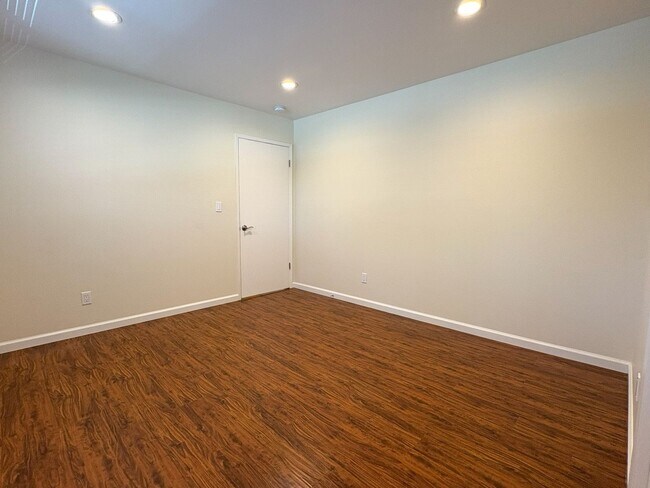 Building Photo - Stylish & Comfortable 1-Bedroom Apartment ...