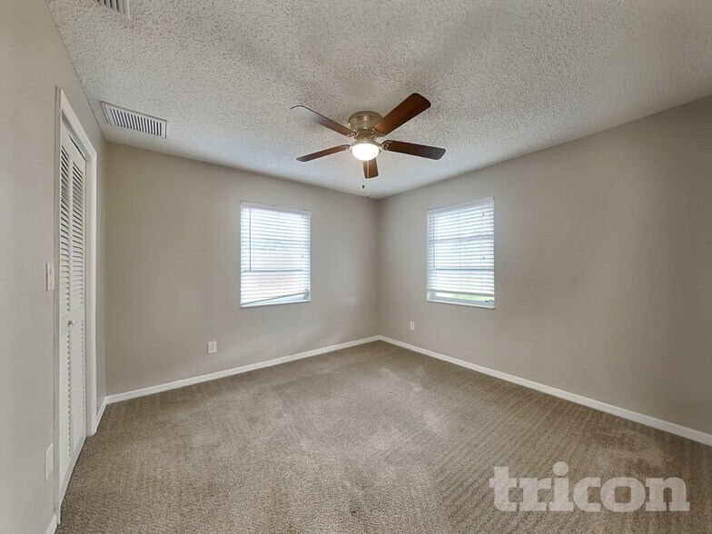 Building Photo - 1009 Jamaica Way