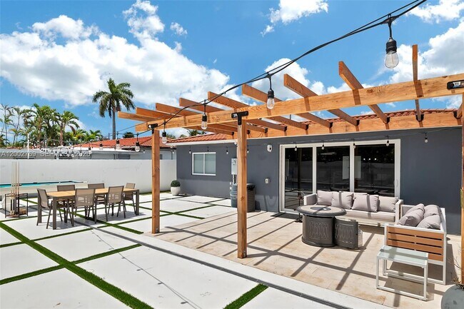 Building Photo - 301 SW 30th Ct