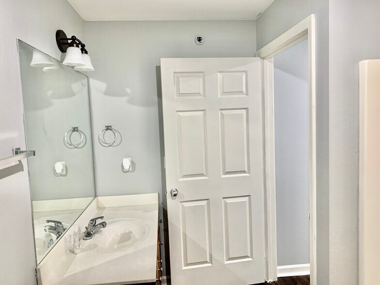 Building Photo - 857 Malabu Dr