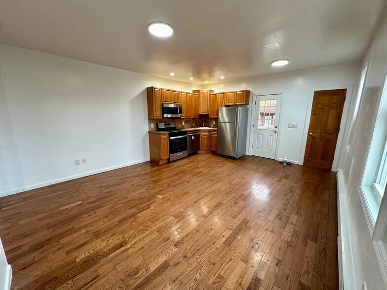 Building Photo - 37 Independence St