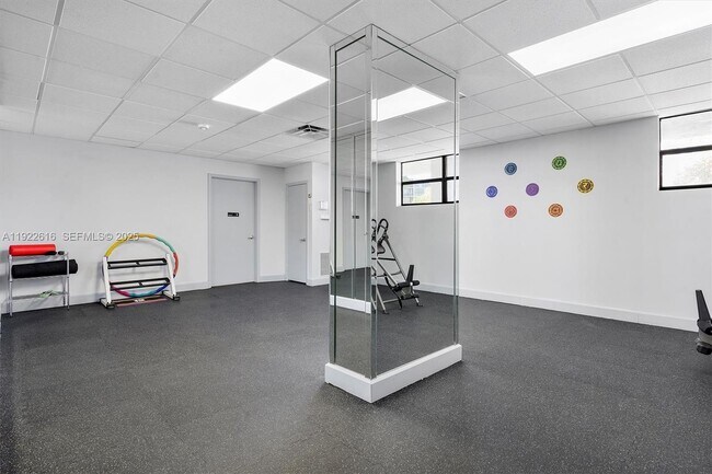 Building Photo - 600 Parkview Dr