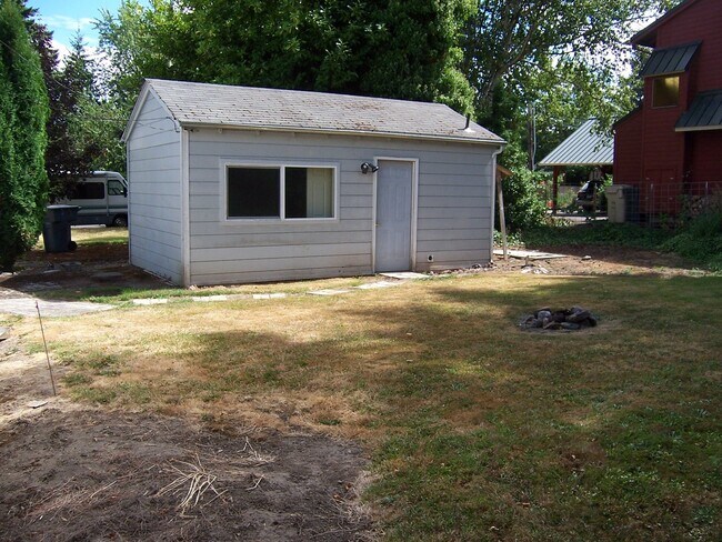 Building Photo - Updated 4 Bedroom ~ 1 Bathroom House Near ...