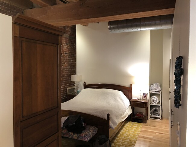 Building Photo - 11-21 Wormwood St