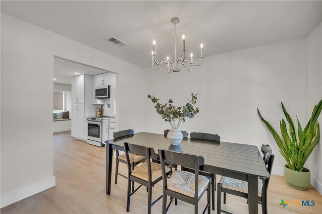 Building Photo - 513 Santa Clara Rd