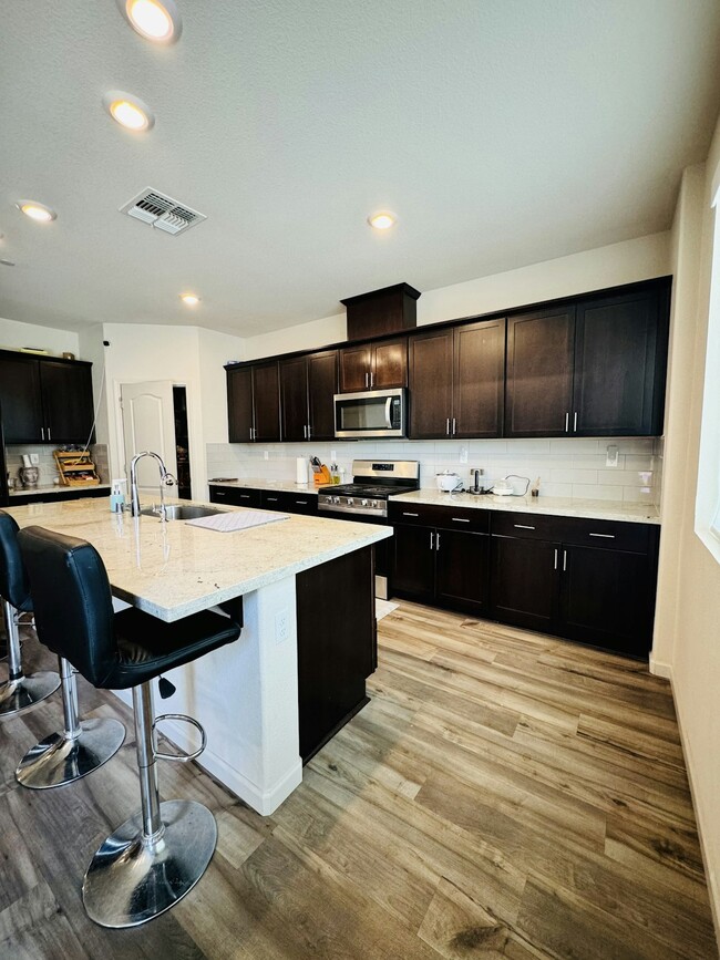 Building Photo - 3026 Kenwood Cir