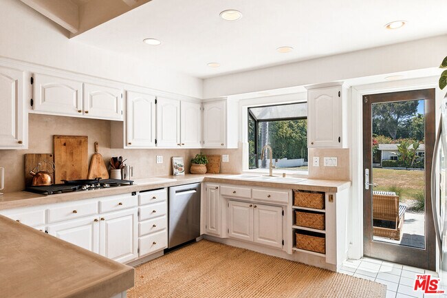 Building Photo - 29328 Heathercliff Rd
