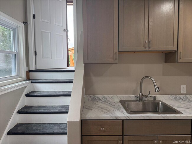 Building Photo - 377 NY-284