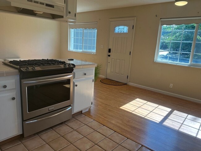 Building Photo - READY NOW! 3+1.5 City of Tehachapi - **SOL...