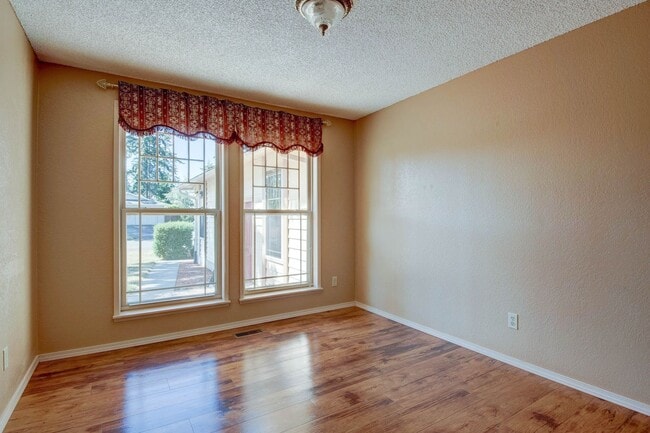 Building Photo - 3 Bed 2 Bath Home