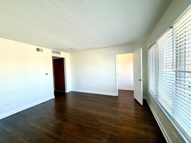 Building Photo - 6017 W Montrose Ave