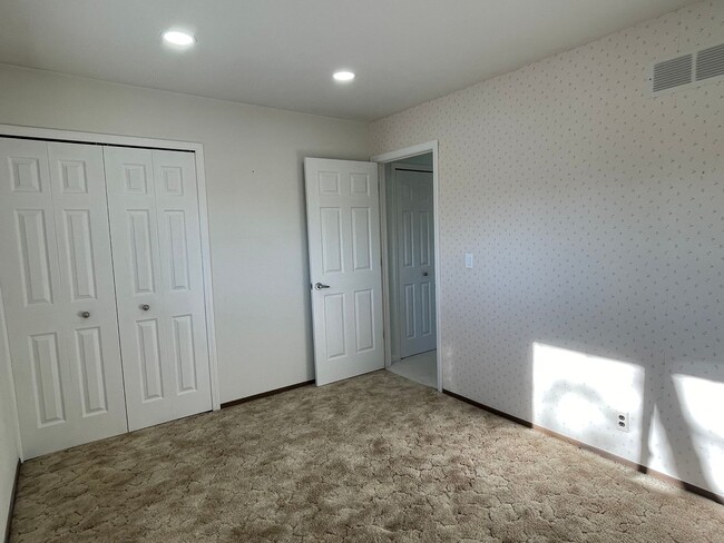 Building Photo - Sterling Heights - 3-Bedroom Ranch with Fa...