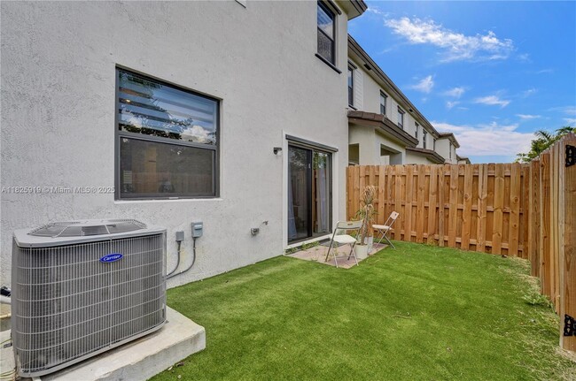 Building Photo - 242 SW 159th Ln