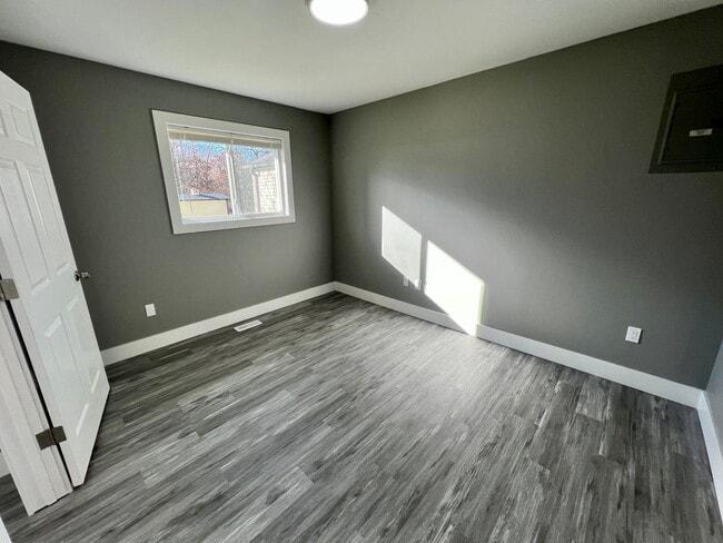 Building Photo - Massive Space! 4 Bedrooms 2 Bathrooms - Cr...