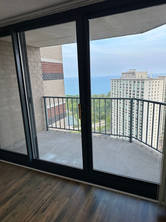 Building Photo - Amazing views from this 31st floor 1bed on...