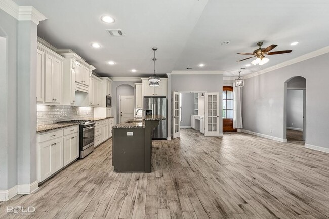 Building Photo - 302 Oscar Cir