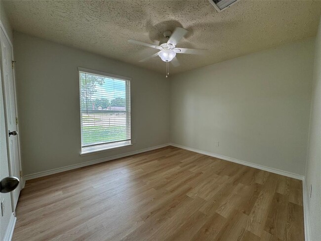 Building Photo - 22018 Elsinore Dr