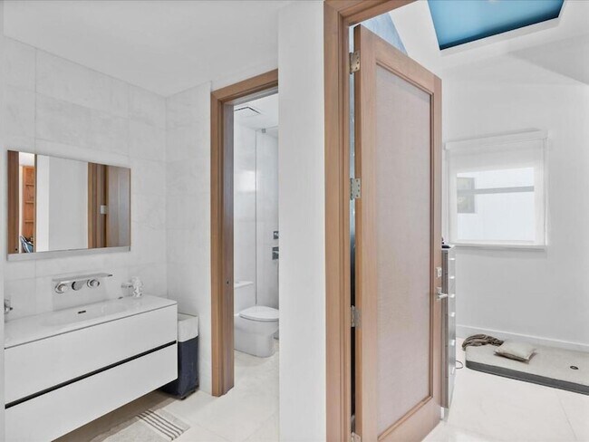 Building Photo - 3917 S Le Jeune Rd