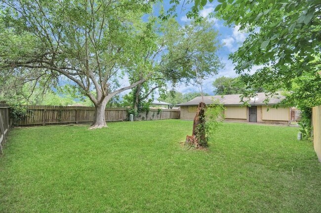 Building Photo - 4803 Beechaven St