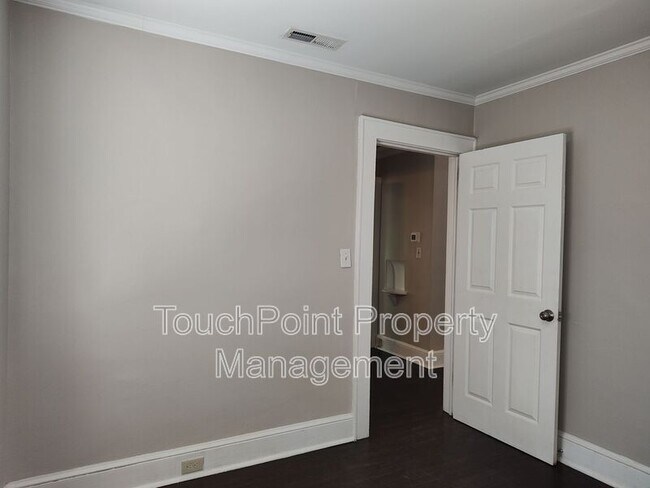 Building Photo - 1405 Shamrock Dr