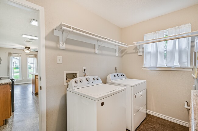 Building Photo - 222 Old Oaks St