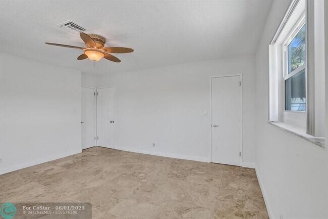 Building Photo - 600 SE 5th Ct