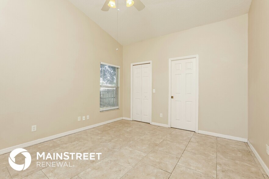 Building Photo - 917 Vassar Dr
