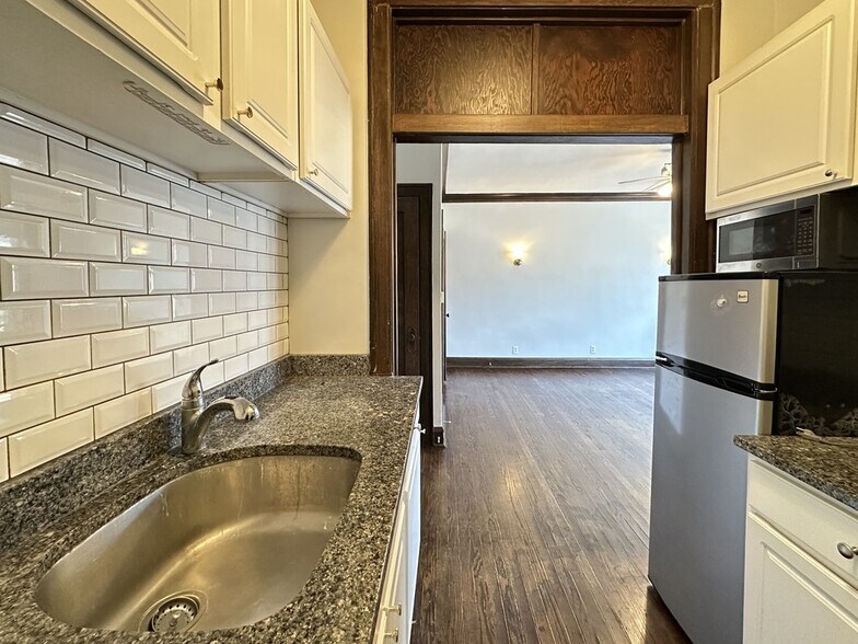 Building Photo - 1367 E 53rd St