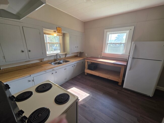 Building Photo - 3042 Main St